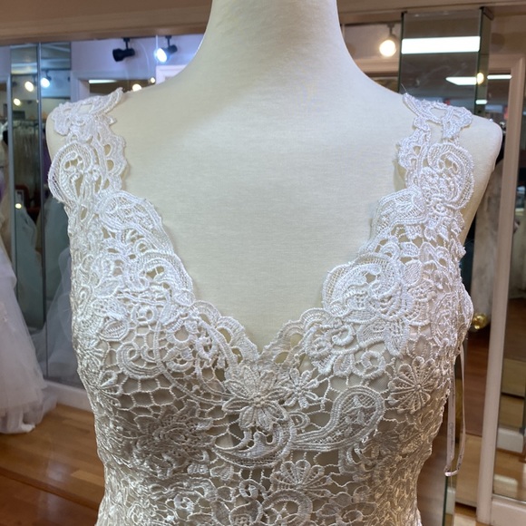 ⭐️SOLD⭐️ Maggie Sottero ivory over light gold wedding gown - Picture 3 of 14